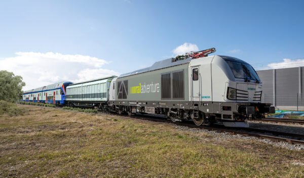 RailAdventure introduce în flotă o locomotivă Siemens Vectron Dual Mode pentru operare flexibilă pe linii electrificate și neelectrificate