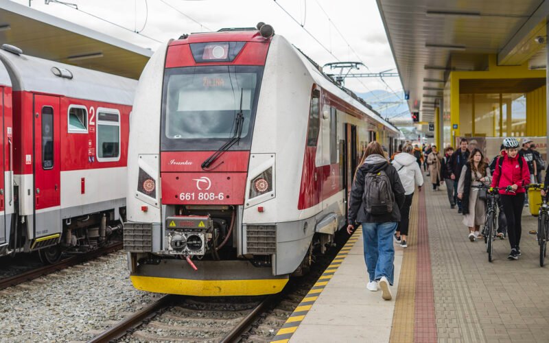 ZSSK extinde accesul la tarifele reduse: reducerile pentru călători sunt acum disponibile și online
