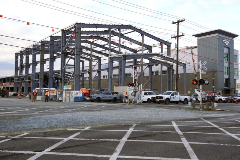 Amtrak finalizează structura metalică a noului centru de mentenanță pentru trenuri din Seattle