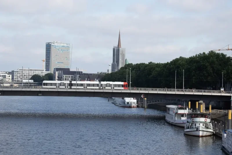 Tramvaiele revin pe Podul Bürgermeister‑Smidt din Bremen după 18 luni de lucrări și teste de siguranță