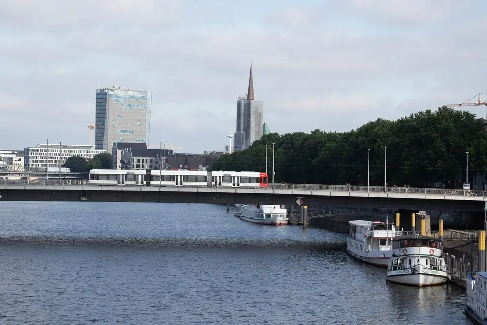 Tramvaiele revin pe Podul Bürgermeister‑Smidt din Bremen după 18 luni de lucrări și teste de siguranță
