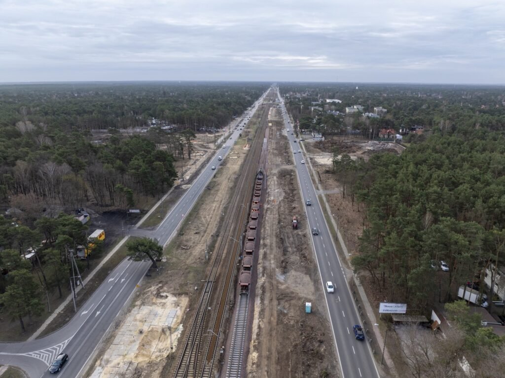 Lucrările pe linia Otwock avansează rapid: două săptămâni fără trenuri și transport alternativ între Warszawa Wawer și Otwock