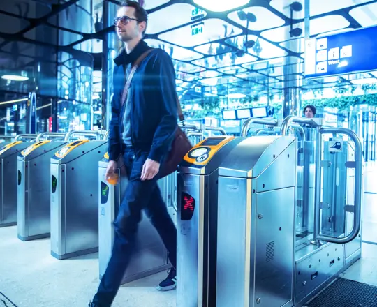 Olanda implementează un sistem național de ticketing multimodal cu soluțiile Hitachi Rail pentru transport public fără bariere