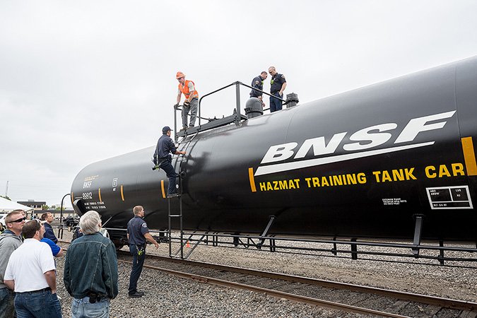 BNSF își consolidează programele de siguranță pentru transportul materialelor periculoase continuând cei 35 de ani de leadership în domeniu