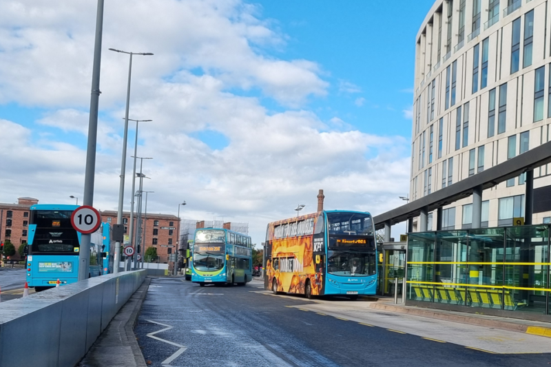 Guvernul britanic finanțează cu 3 milioane de lire extinderea modelului de franchising pentru autobuze și lansează noi rute și tarife reduse în toată Anglia