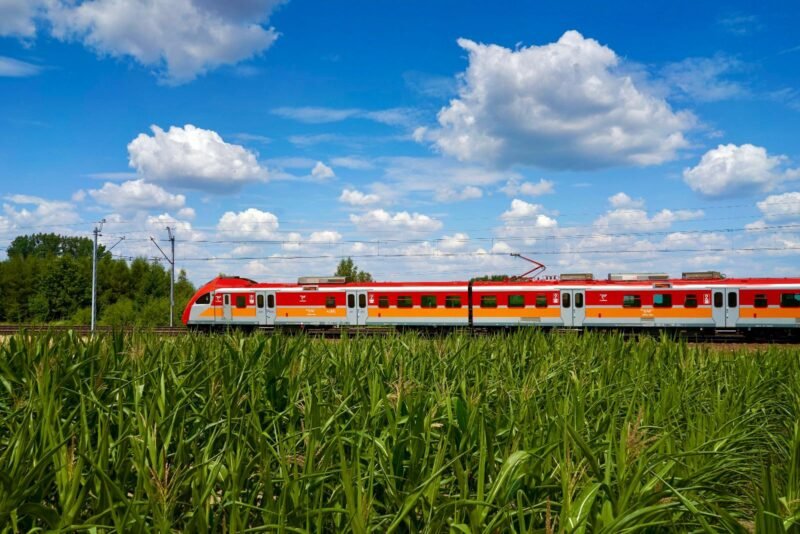 Biletele POLREGIO pot fi cumpărate acum direct din aplicația Jakdojade ce extinde opțiunile digitale pentru pasageri