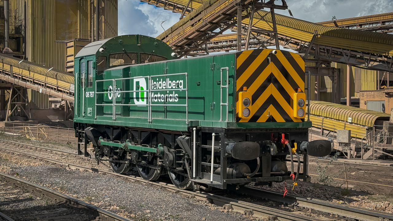 Prima locomotivă electrică de manevră Class 08e intră în exploatare la cariera Whatley marcând o premieră pentru industria extractivă din Marea Britanie