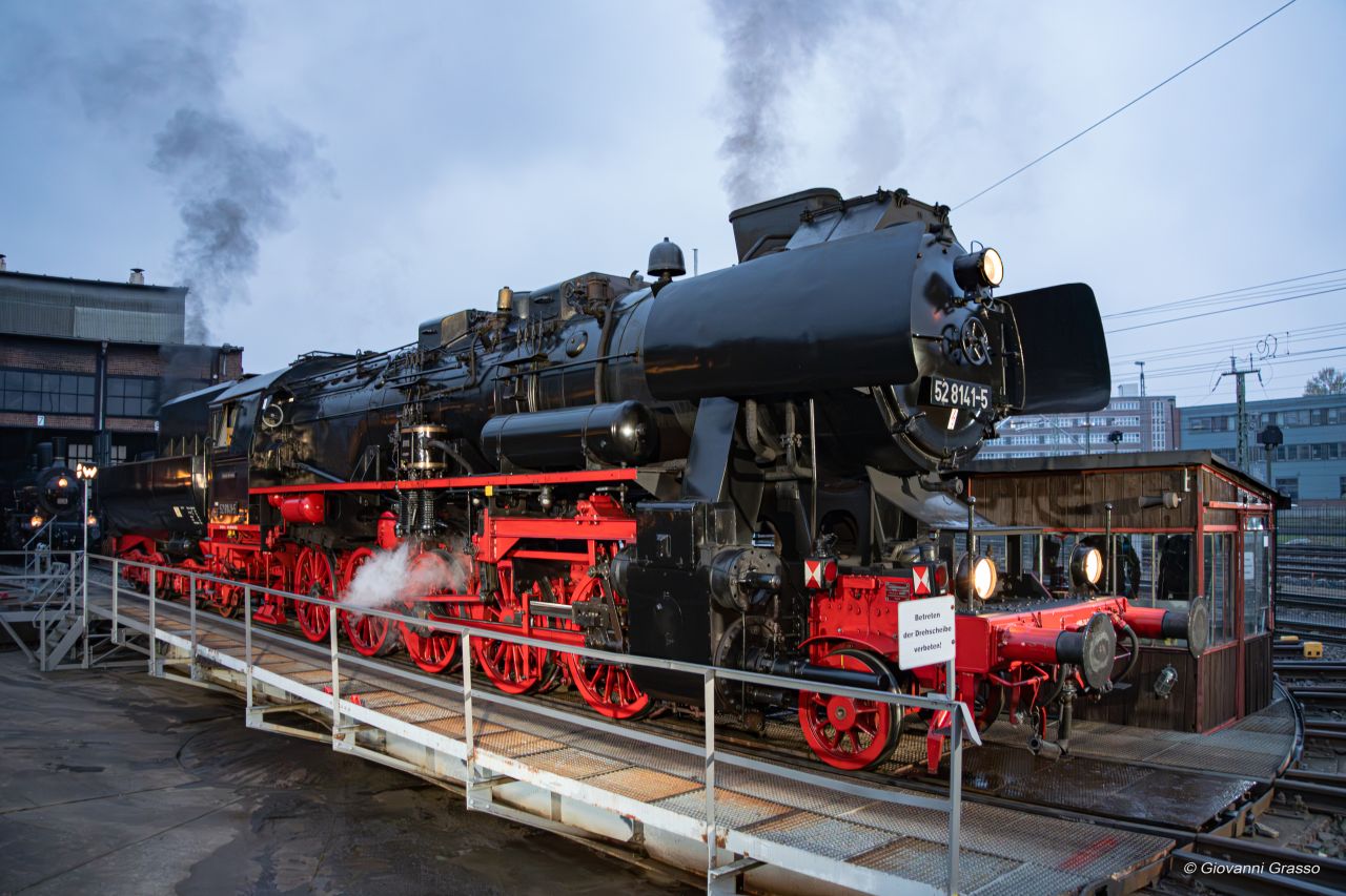 Locomotiva istorică BR 52 impresionează la Muzeul Feroviar din Dresda prin designul său simplu și puternic