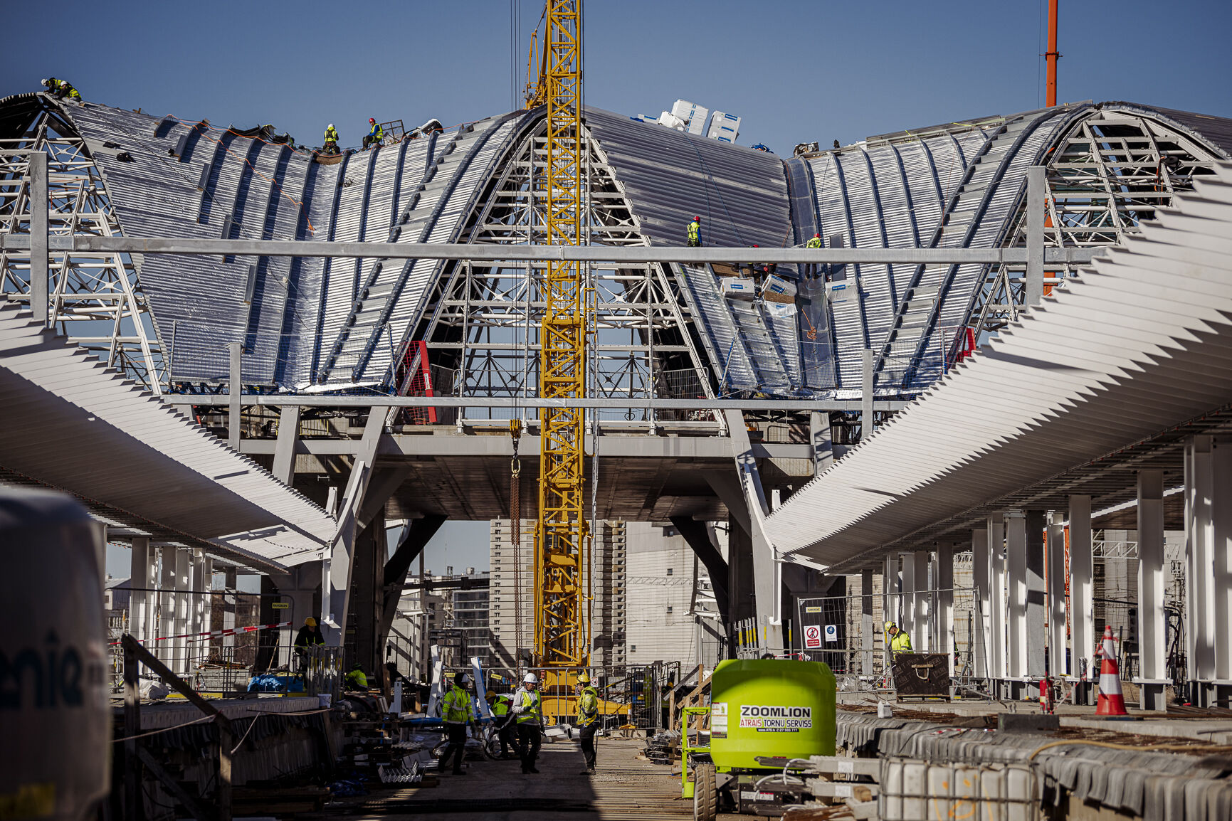 Au început lucrările de montare a fațadelor și acoperișului vitrat la noua Gară Centrală din Riga din proiectul Rail Baltica