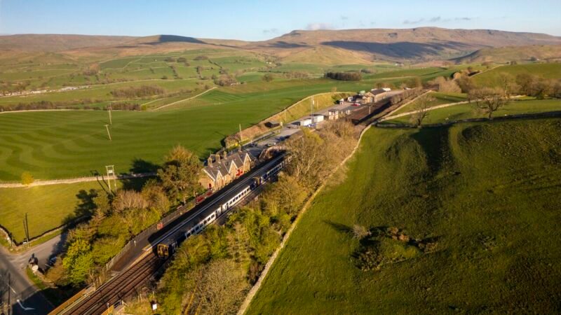 Linia istorică Settle–Carlisle împlinește 150 de ani fiind sărbătorită ca una dintre cele mai spectaculoase rute feroviare din Marea Britanie