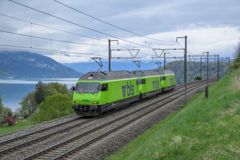 HEROS vinde trei locomotive Re 465 către MAKIES AG pentru operarea trenurilor grele de agregate