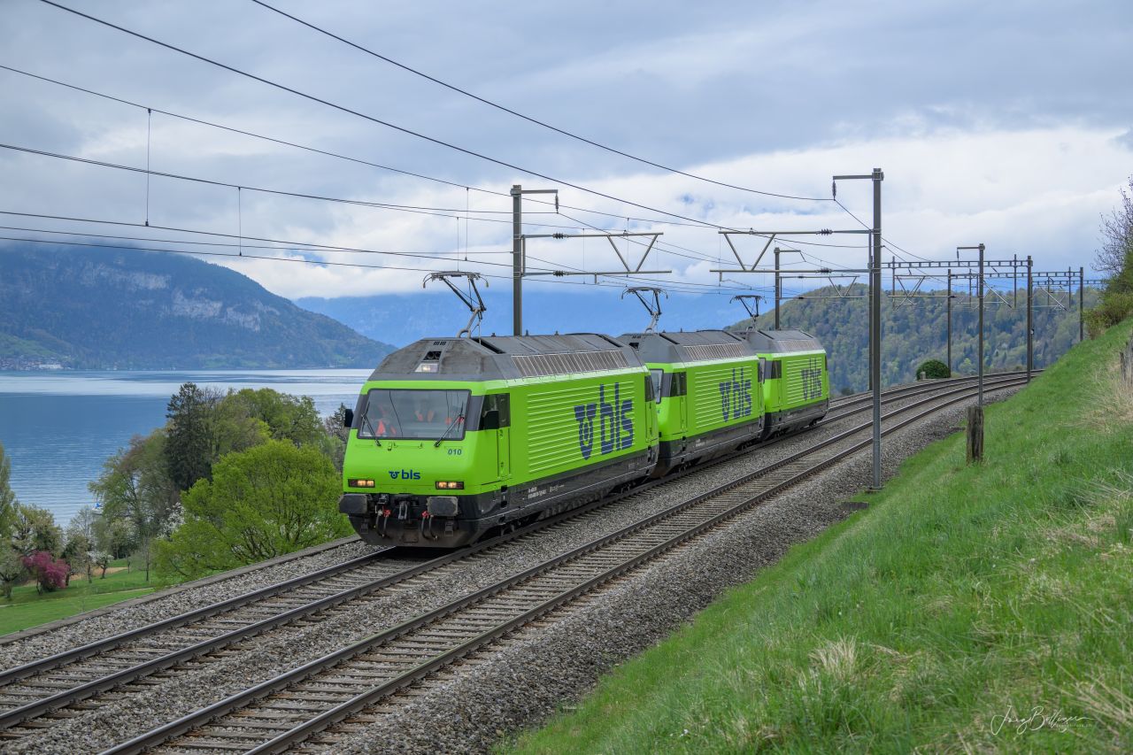 HEROS vinde trei locomotive Re 465 către MAKIES AG pentru operarea trenurilor grele de agregate
