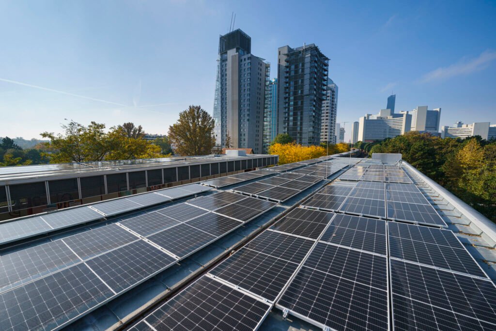 Wiener Linien instalează 15 noi acoperișuri solare pe stațiile de metrou atingând producția anuală de energie de 7,7 milioane kWh