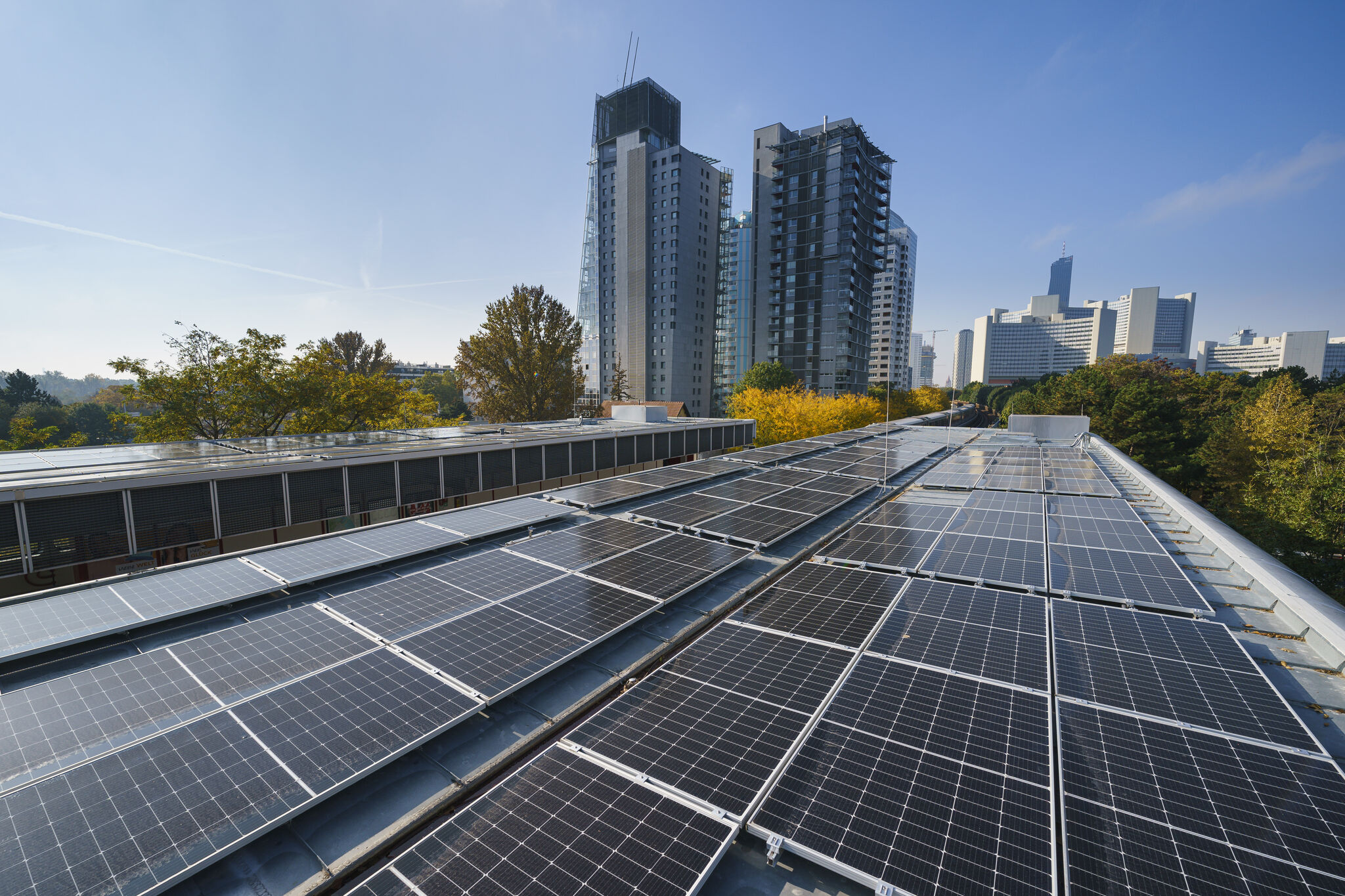 Wiener Linien instalează 15 noi acoperișuri solare pe stațiile de metrou atingând producția anuală de energie de 7,7 milioane kWh