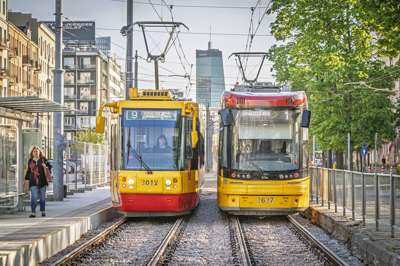 Tramvaiele revin pe Pl. Narutowicza și Popiełuszki după lucrări finalizate la timp în Varșovia