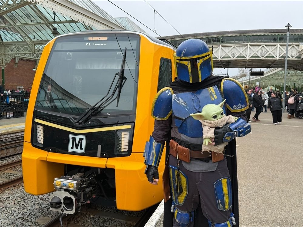 Un creator Star Wars a sărbătorit May the Fourth călătorind cu metroul din Tyne and Wear costumat în Mandalorian