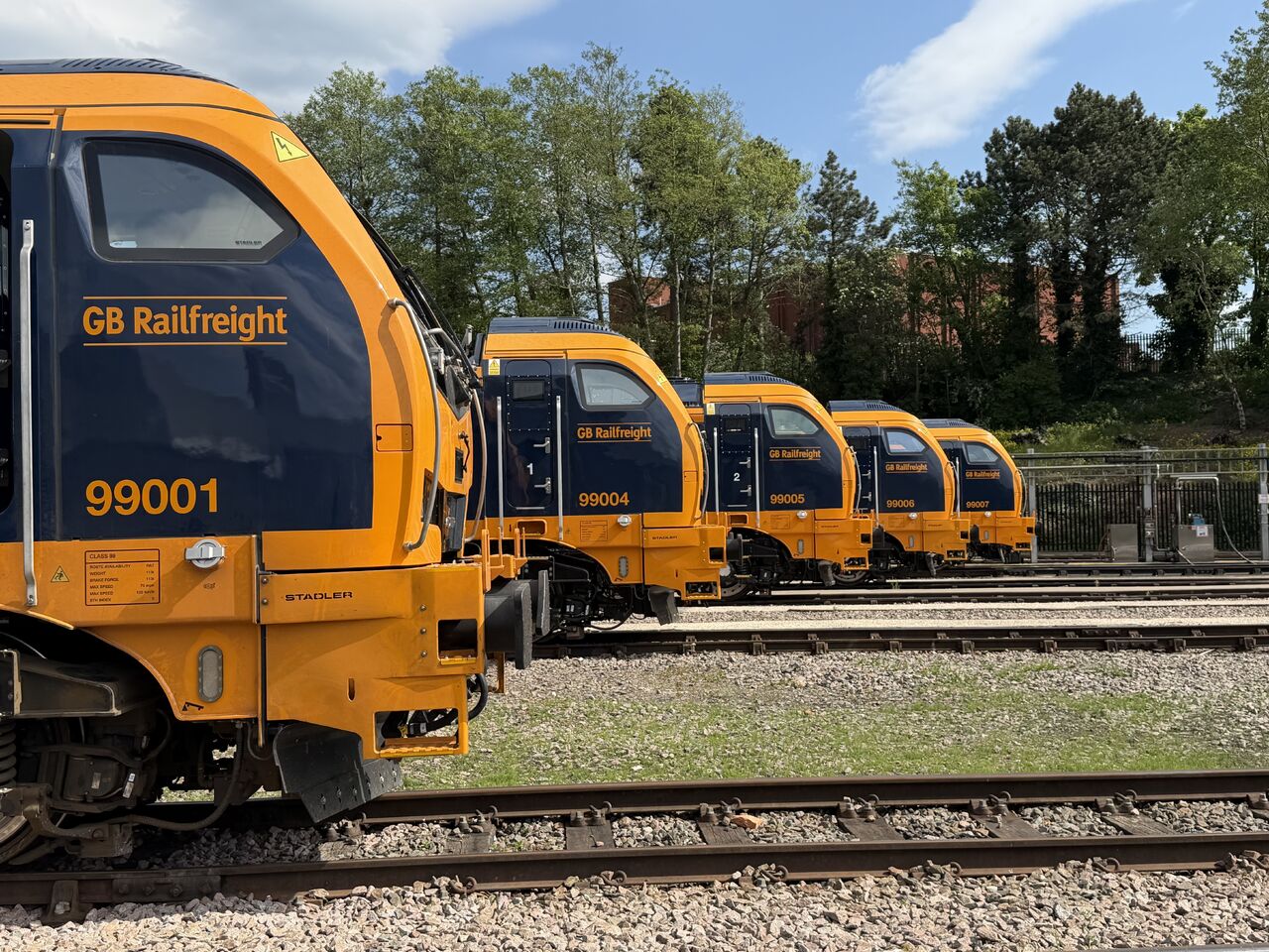 Primele locomotive hibride Class 99 intră în flota GB Railfreight după obținerea compatibilității pentru circulația pe rețeaua britanică