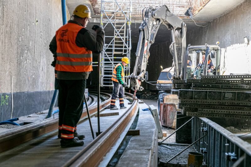 Primele șine au fost montate în tunelul tramvaiului spre Dworzec Zachodni pe noua linie de 1,6 km din Varșovia