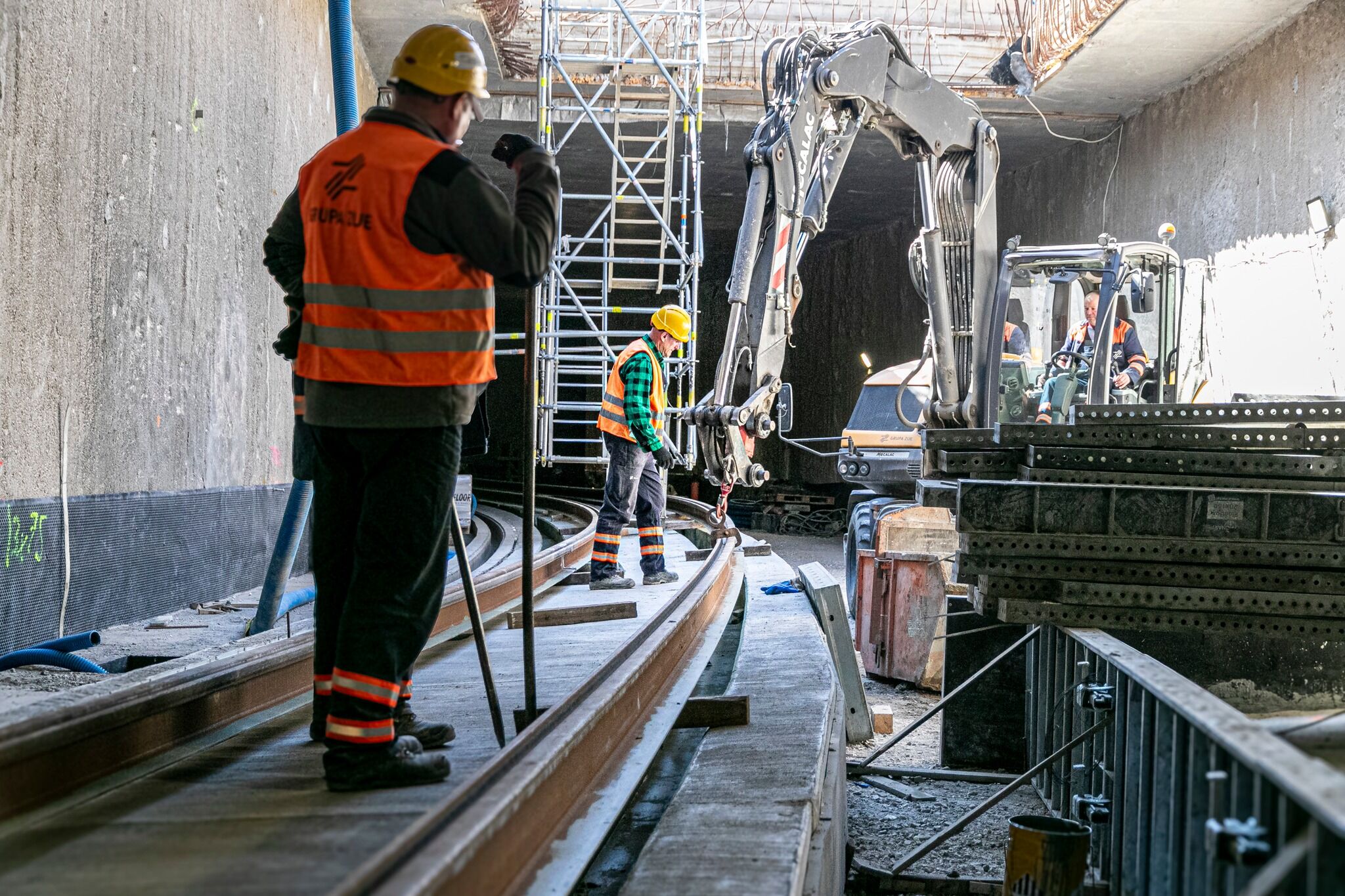 Primele șine au fost montate în tunelul tramvaiului spre Dworzec Zachodni pe noua linie de 1,6 km din Varșovia