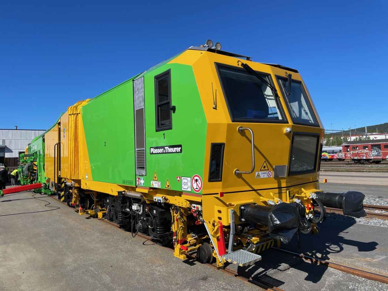 Prima mașină hibridă de burat linii din Scandinavia, produsă de Plasser & Theurer, intră în operare la Baneservice în Norvegia