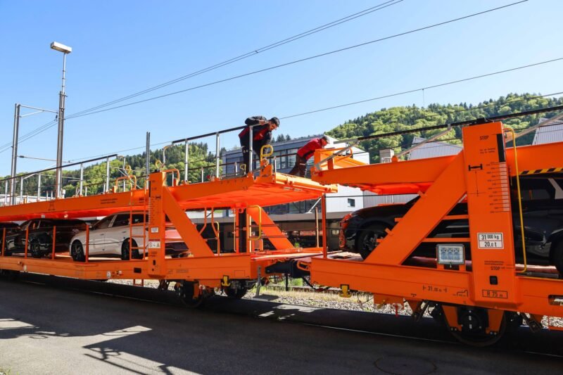 SBB Cargo transportă 220 de autoturisme noi din Asia către Elveția printr-un lanț logistic feroviar internațional coordonat