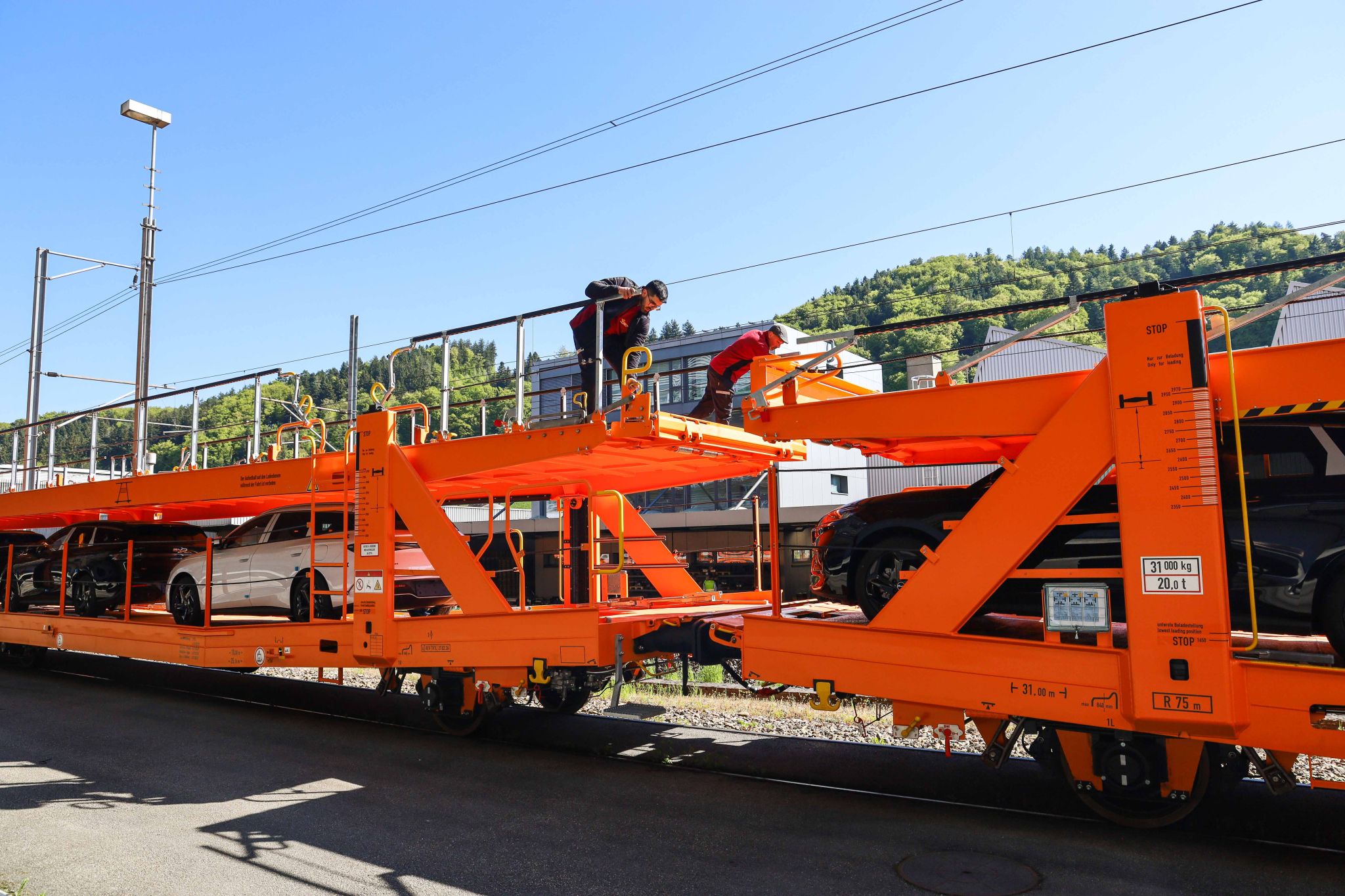 SBB Cargo transportă 220 de autoturisme noi din Asia către Elveția printr-un lanț logistic feroviar internațional coordonat