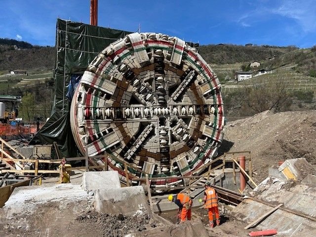 RFI pornește excavarea tunelului Gardena cu TBM „Kathrin” ca parte a proiectului de 1,5 miliarde euro pentru accesul sudic la Tunelul de Bază al Brennerului