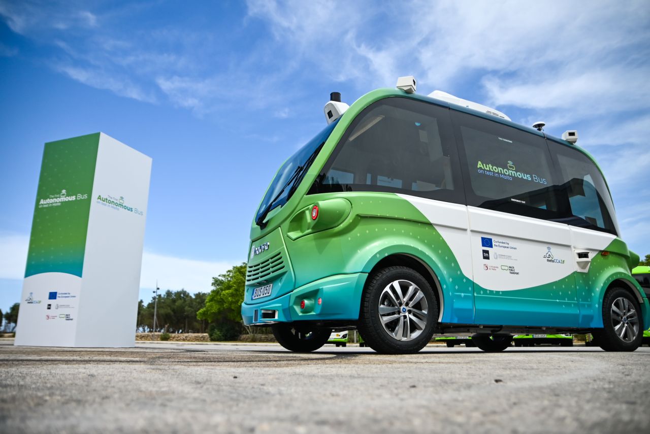 A sosit în Malta primul autobuz autonom care intră într-o fază de testare de minimum șase luni în cadrul proiectului european metaCCAZE