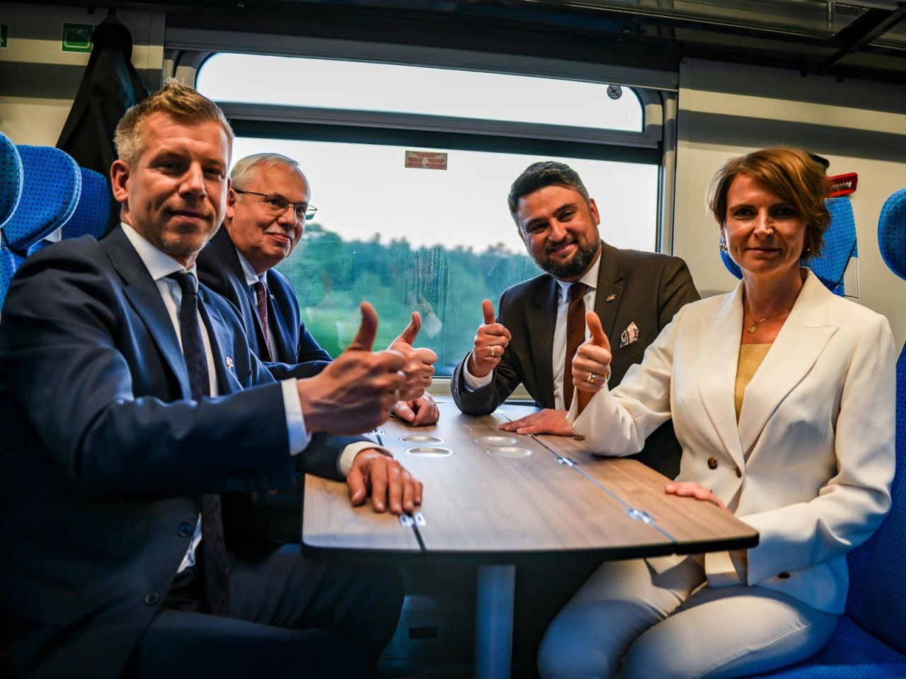 Premierul Ungariei călătorește cu PKP Intercity pe ruta Cracovia–Varșovia și degustă celebra supă żurek servită la bord