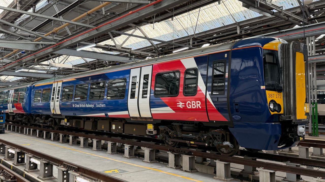 Marea Britanie prezintă primul tren branduit Great British Railways marcând extinderea rețelei feroviare în proprietate publică