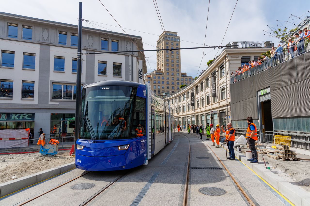 Tramvaiul din Lausanne ajunge pentru prima dată în terminalul Lausanne‑Flon marcând o etapă istorică în testele pentru noua linie