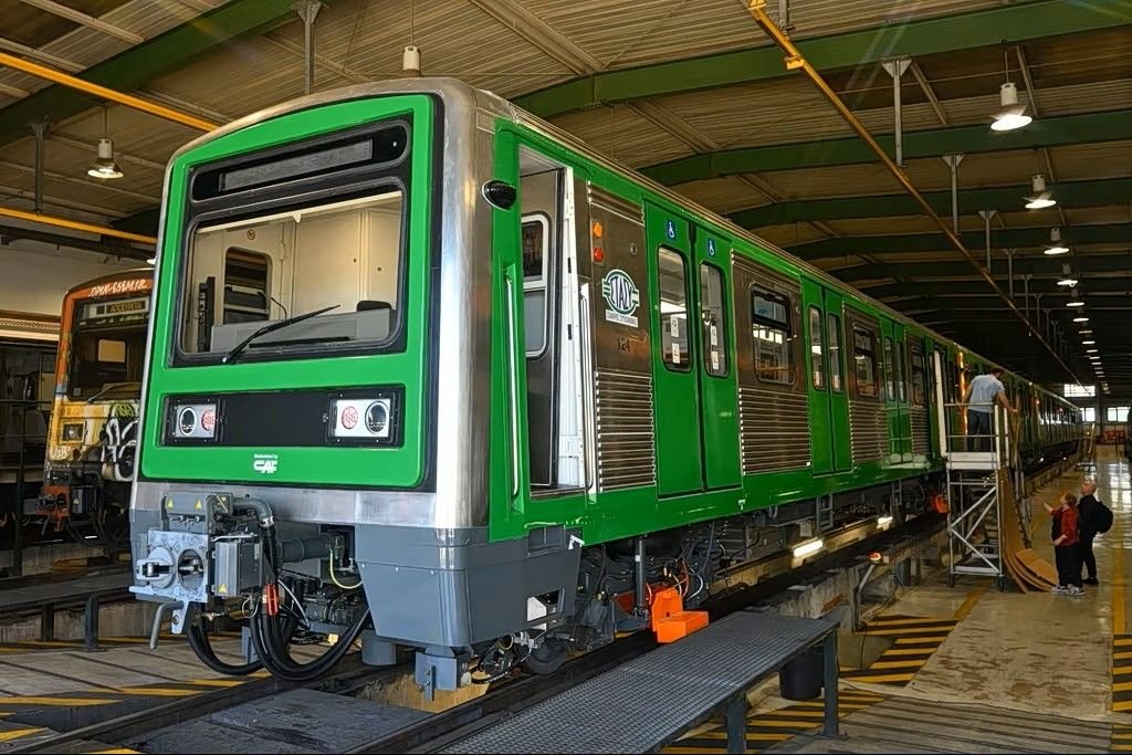 CAF livrează primul tren modernizat pentru Atena și începe testele dinamice marcând un pas major în modernizarea rețelei feroviare elene