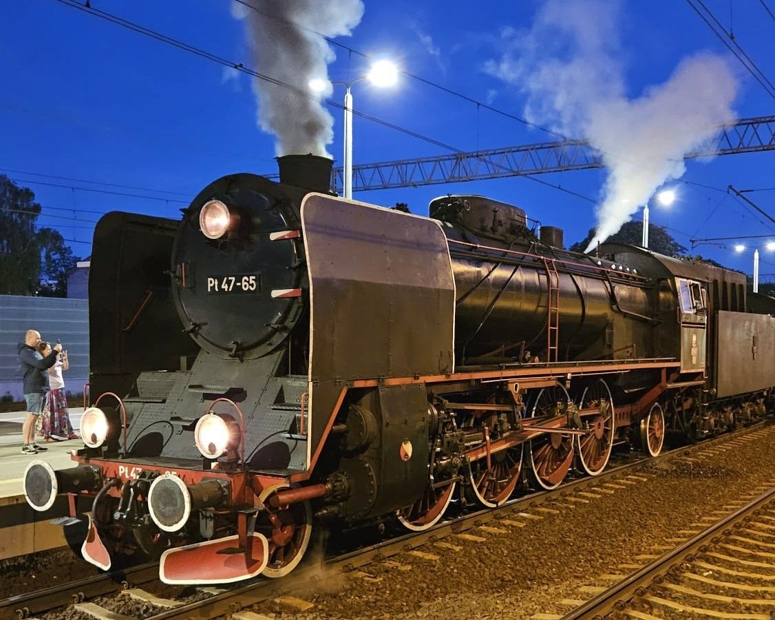 Mii de pasionați au întâmpinat locomotiva istorică Pt47 într‑un eveniment susținut de Kombud Group pe traseele din Mazovia