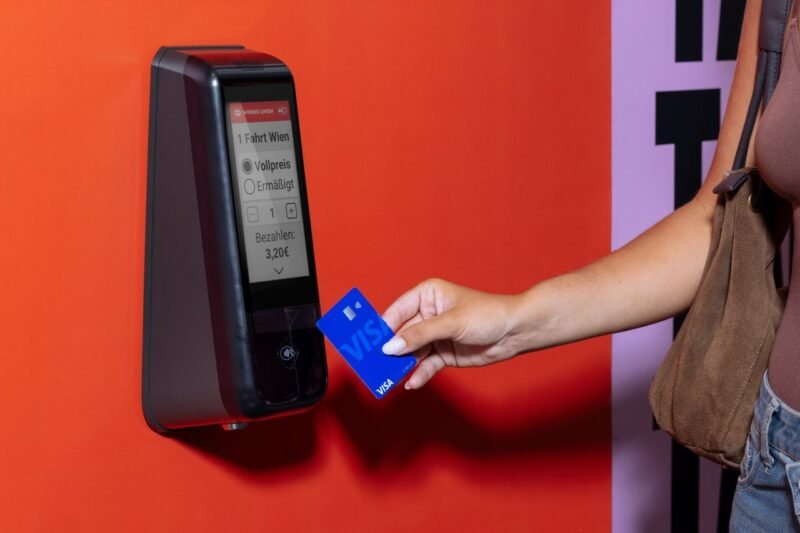 Wiener Linien lansează Tap+Ride transformând cardul bancar în bilet de transport în Viena
