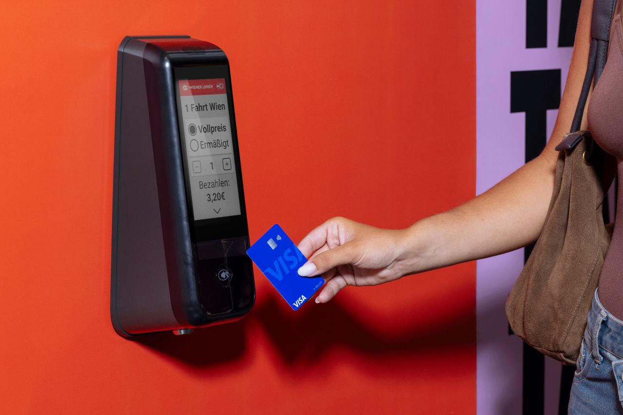 Wiener Linien lansează Tap+Ride transformând cardul bancar în bilet de transport în Viena