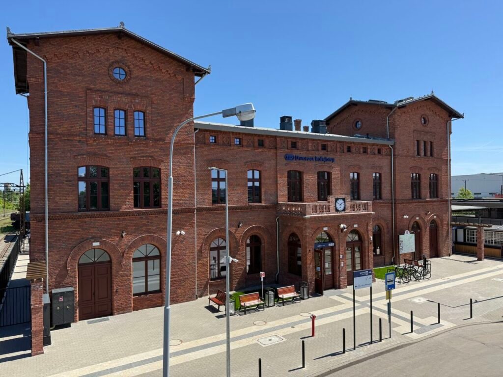 Gara istorică din Oleśnica este complet modernizată: PKP redeschide un nod feroviar din 1868 transformat într‑un centru urban modern