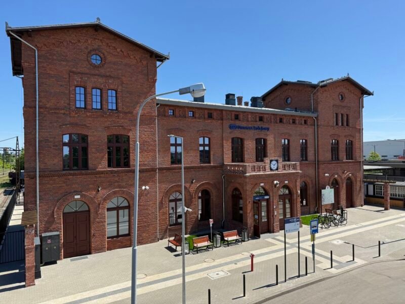 Gara istorică din Oleśnica este complet modernizată: PKP redeschide un nod feroviar din 1868 transformat într‑un centru urban modern