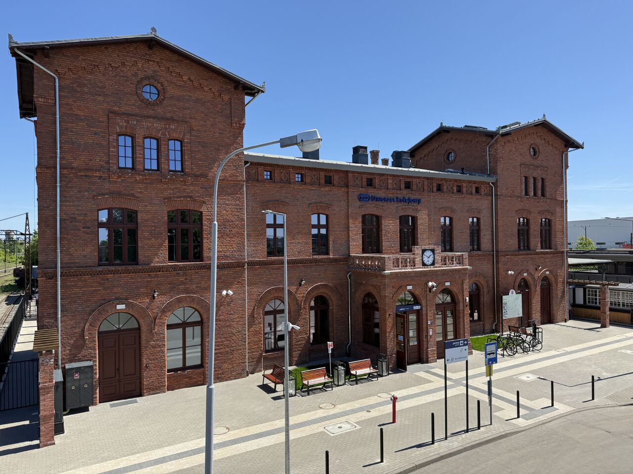 Gara istorică din Oleśnica este complet modernizată: PKP redeschide un nod feroviar din 1868 transformat într‑un centru urban modern