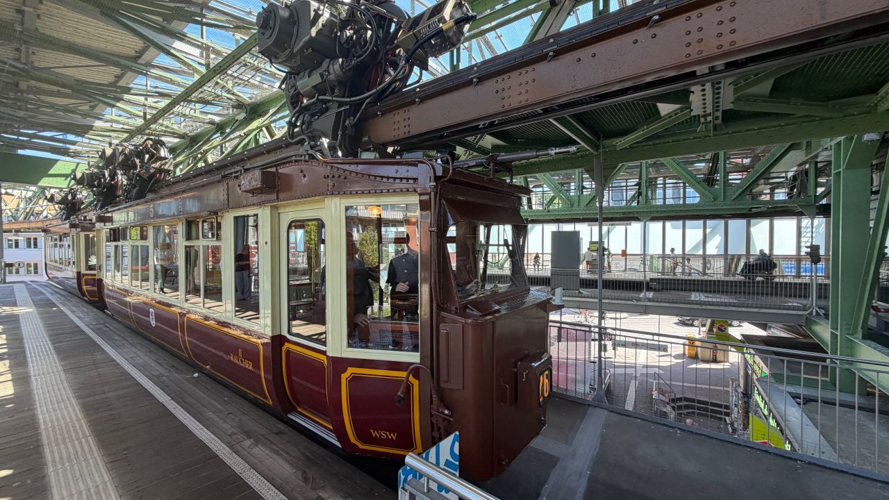 Kaiserwagen revine pe linia Schwebebahn în anul jubiliar după o restaurare completă