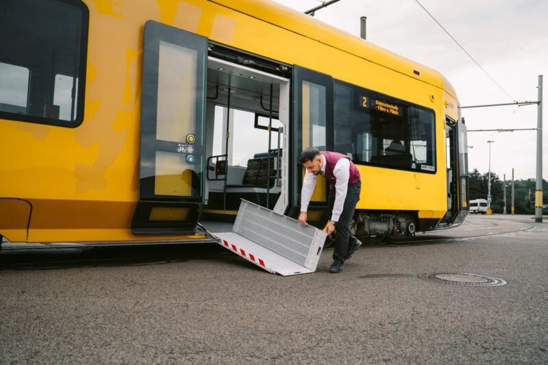 Dresdner Verkehrsbetriebe extinde programul de instruire pentru mobilitate dedicat persoanelor cu dizabilități și utilizatorilor de dispozitive de asistență