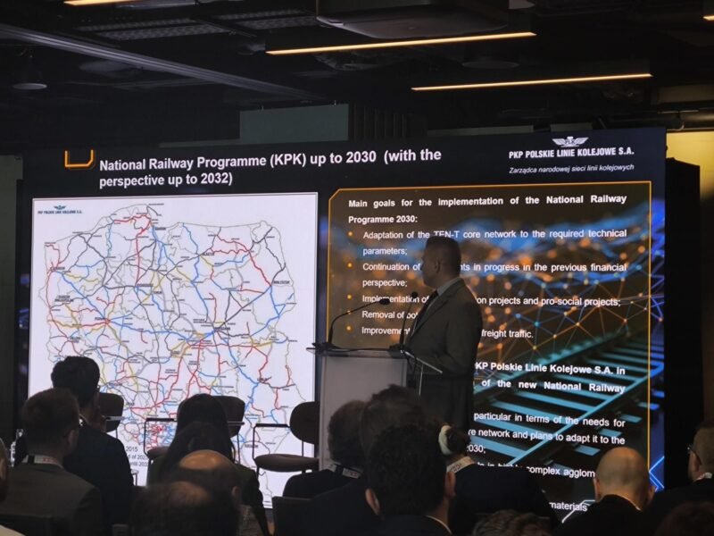 Forumul feroviar Spania–Polonia 2026 reunește peste 120 de participanți și consolidează cooperarea industrială dintre cele două țări. Discuții despre linia Y care va lega Varșovia de Poznan