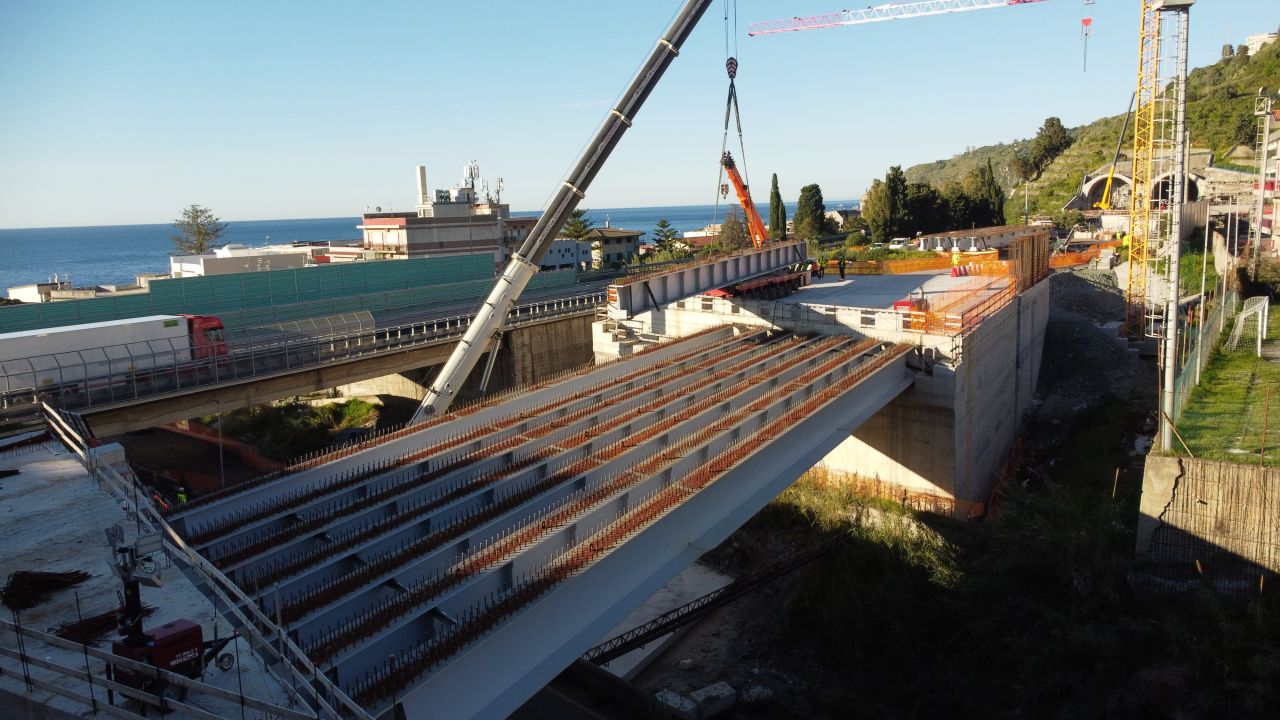 Viaductul Itala prinde contur pe secțiunea Giampilieri–Fiumefreddo, consolidând coridorul feroviar Messina–Catania–Palermo