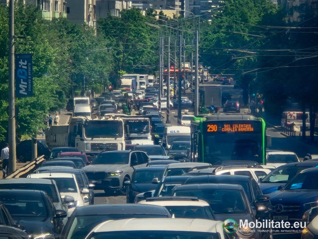 Linia 5 - Un mega-fail al mobilității din București în lipsa delimitării fizice a căii de rulare - tramvaiele sunt blocate inclusiv de mașinile care depășesc pe contrasens