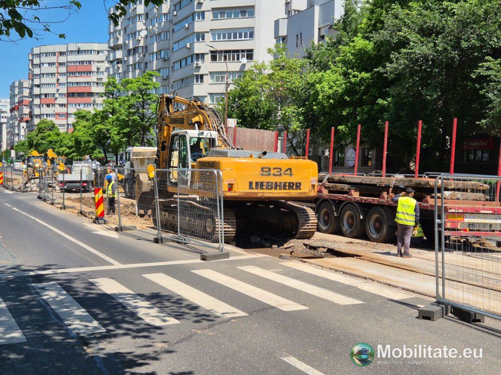 Lot 4 modernizare linii tramvai - Continuă demontarea vechilor dale și linii pe Bulevardul Ion Mihalache. Lucrările vor continua pe unele tronsoane cu rețelele de apa-gaze-canal