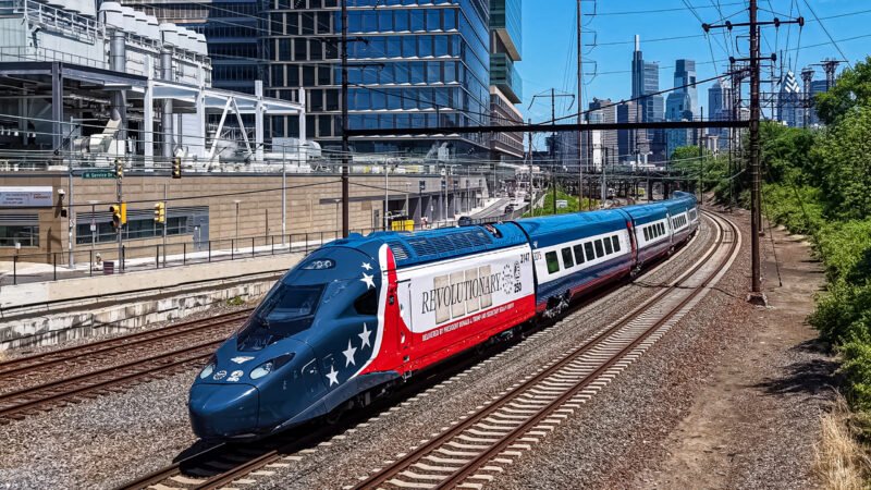 Amtrak lansează trenul Freedom250 - un NextGen Acela în culorile Americii pentru aniversarea a 250 de ani de la fondare