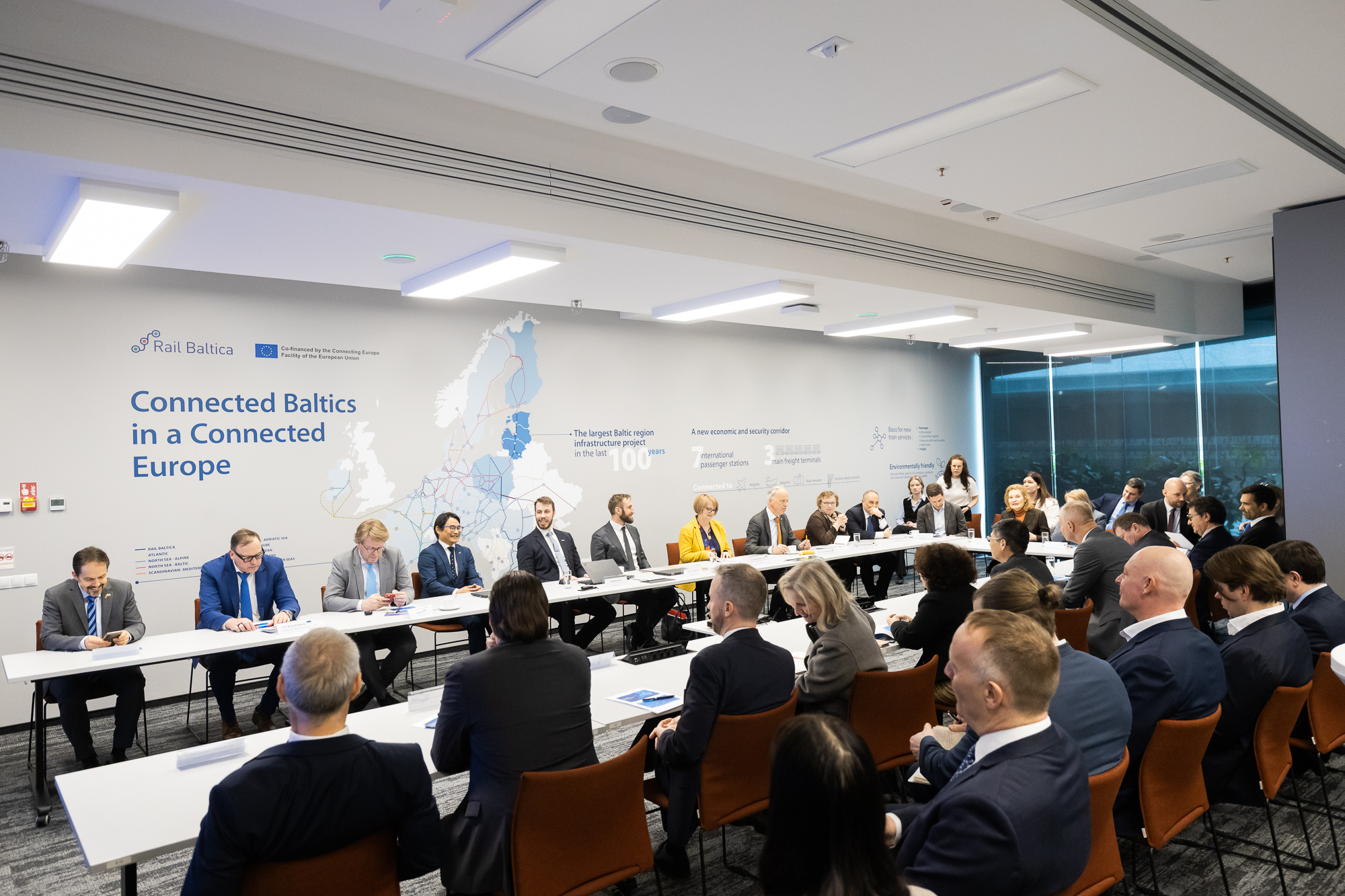 Rail Baltica accelerează lucrările pe traseul principal în Letonia și avansează proiectele majore din Riga și de la aeroport, în timp ce operatorii baltici lansează achiziția comună pentru trenurile regionale