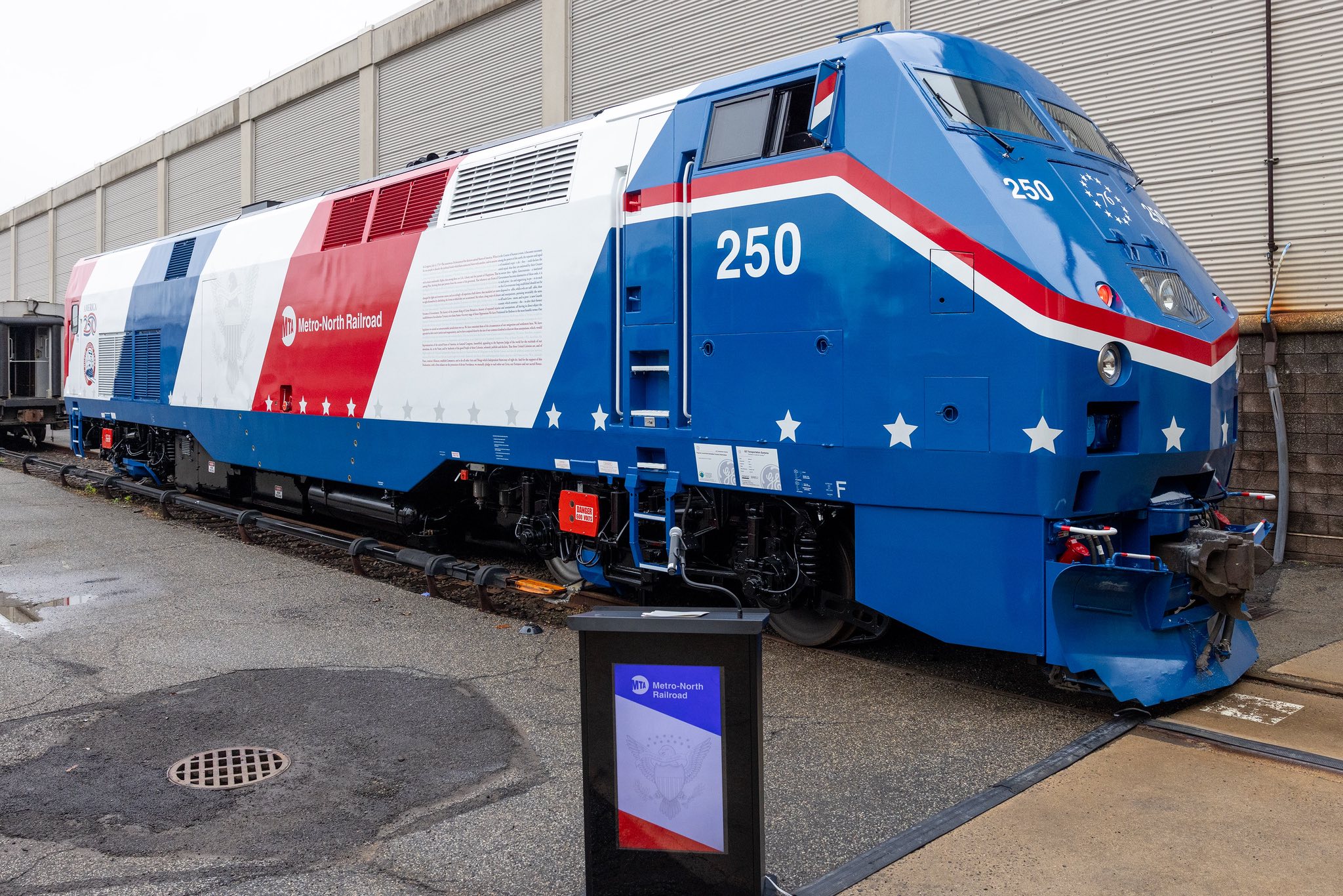 Metro‑North prezintă locomotiva Heritage 250 dedicată aniversării a 250 de ani ai Statelor Unite
