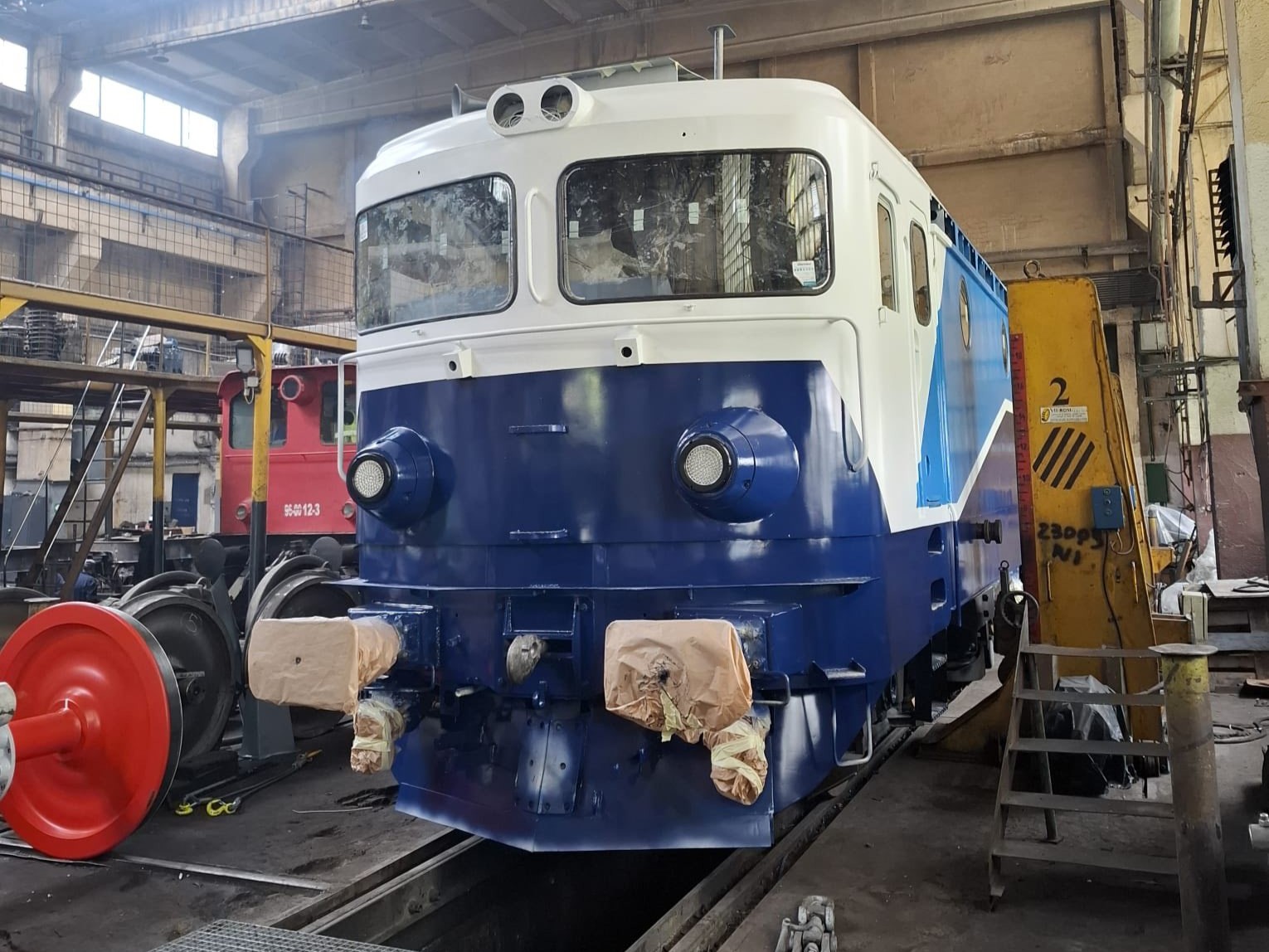 SCRL Brașov avansează cu modernizarea locomotivelor LEMA4000 013 și 014 la secția Galați. SCRL a finalizat deja modernizarea a 10 LEMA4000 și 10 LEA în cadrul contractelor PNRR