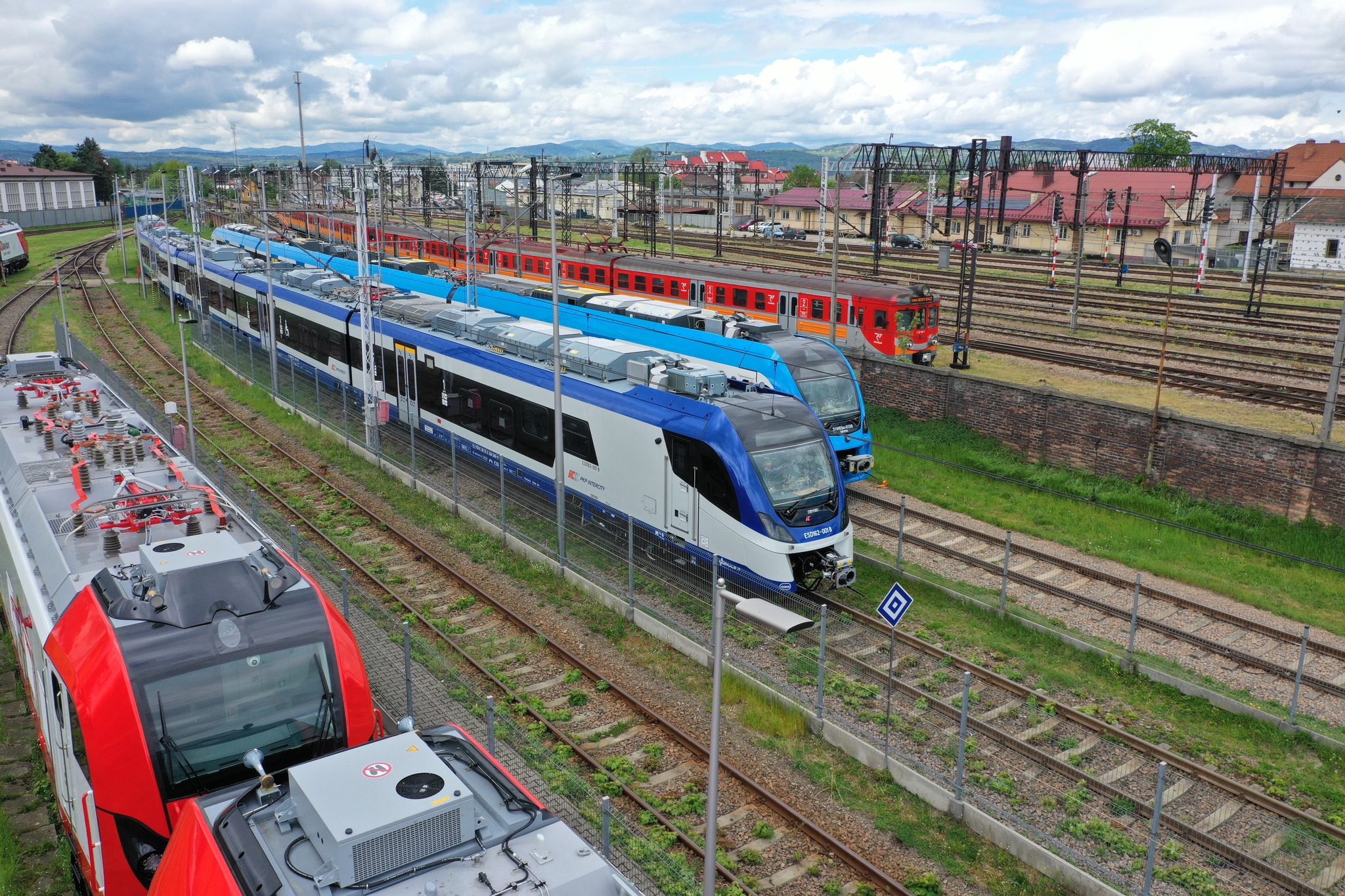 NEWAG prezintă primul Impuls 3 hibrid pentru PKP Intercity capabil să circule atât sub catenară cât și pe linii neelectrificate