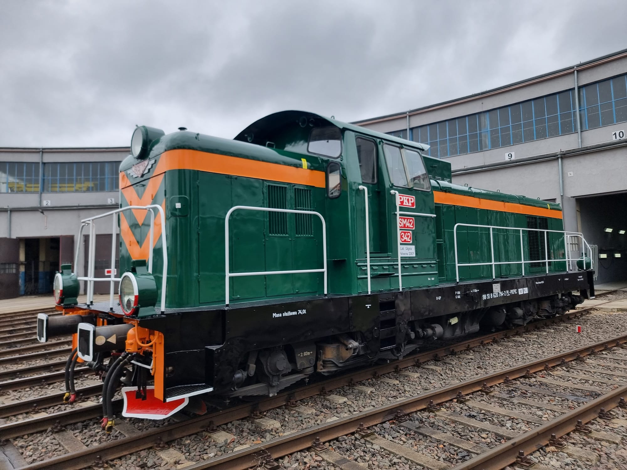 Locomotiva istorică SM42‑342 revine pe șine în culori retro și intră în serviciul trenurilor IC Niespieszny